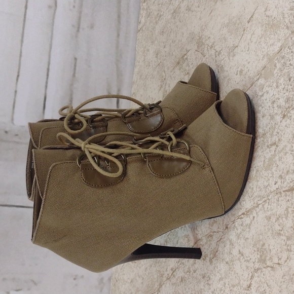 Elle Vaughn Olive Green Canvas Lace Up Booties, Size 9M - Picture 4 of 8